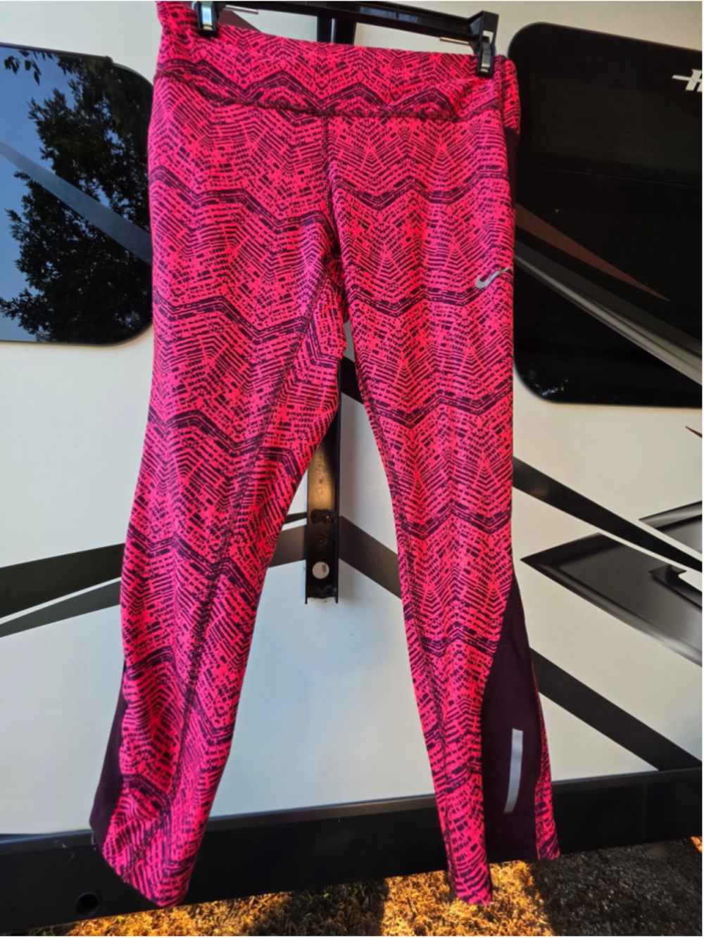 Women's Nike Dri-FIT Leggings Size M Pink Black Patterned Athletic Pants running